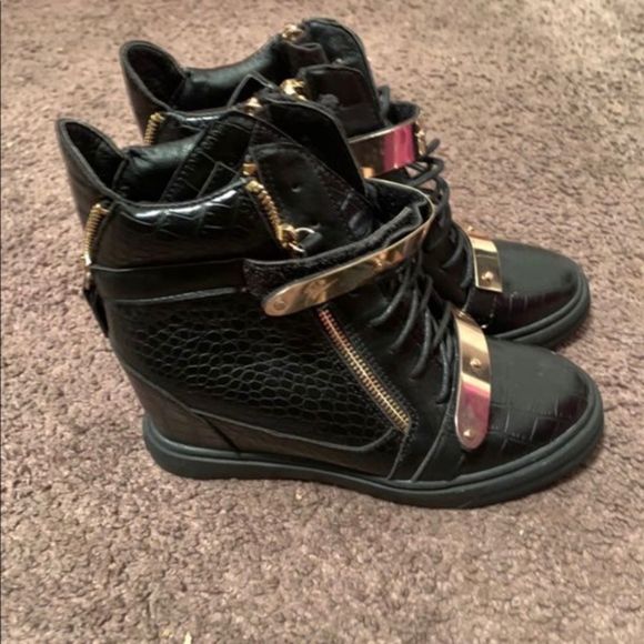 Shoes - Designer Style Sneakers | Size 7 |